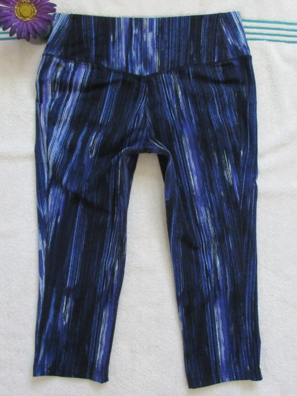 NIKE Active Leggings Size Large DRI Fit Blue Capri